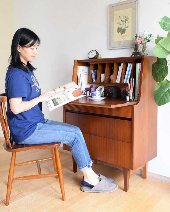 ビューロー アンティーク家具 北欧スタイルのインテリア、ヴィンテージビューローデスク(机)。実は・・・デスクが隠れていますスッキリとしたデザインのサイドボード。(x-1101-f)