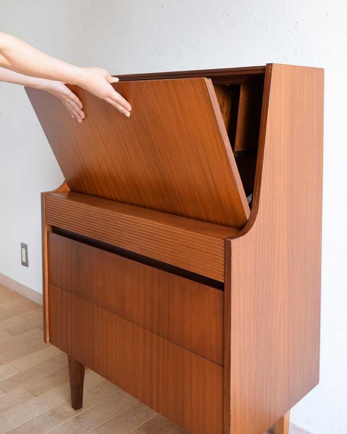 ビューロー アンティーク家具 北欧スタイルのインテリア、ヴィンテージビューローデスク(机)。隠れた仕掛けがあります扉を倒すだけでデスクになっちゃう優れもの。(x-1101-f)