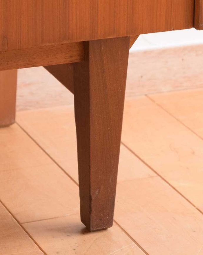 ビューロー アンティーク家具 北欧スタイルのインテリア、ヴィンテージビューローデスク(机)。スッキリとした脚の裏には…運びやすいようHandleのヴィンテージ家具の脚の裏にはフェルトキーパーをお付けしています。(x-1101-f)