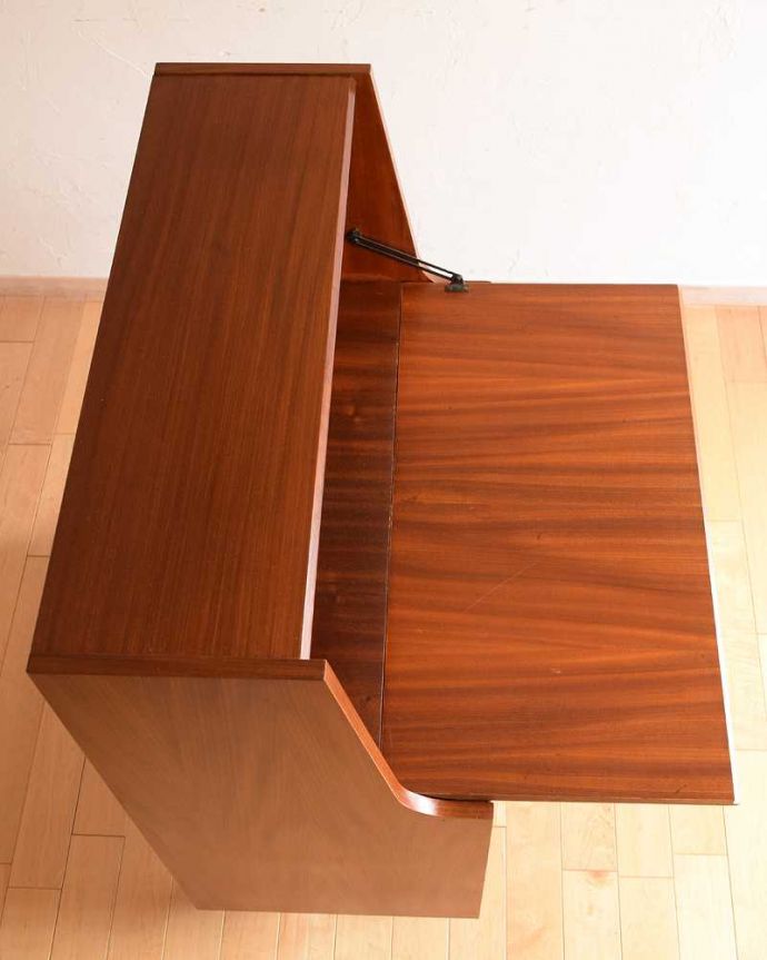 ビューロー アンティーク家具 北欧スタイルのインテリア、ヴィンテージビューローデスク(机)。天板の塗装もキレイに仕上げましたヴィンテージの家具は年代が若いので修復方法も様々。(x-1101-f)