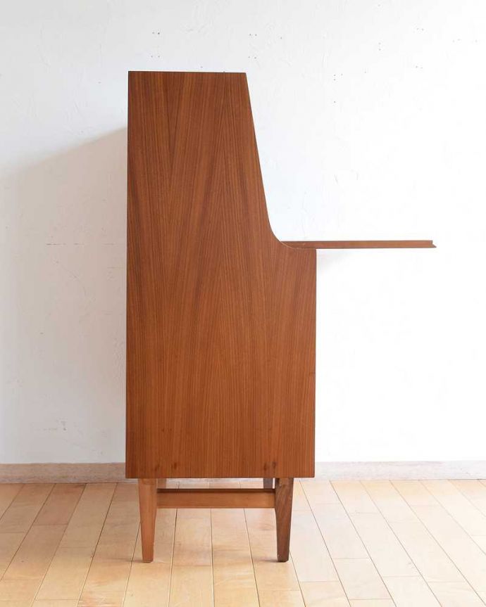 ビューロー アンティーク家具 北欧スタイルのインテリア、ヴィンテージビューローデスク(机)。横から見てもスッキリデザインスッキリとカッコいいヴィンテージ家具は、横から見た姿もスッキリ!風合いだけ残してキレイに修復しました。(x-1101-f)