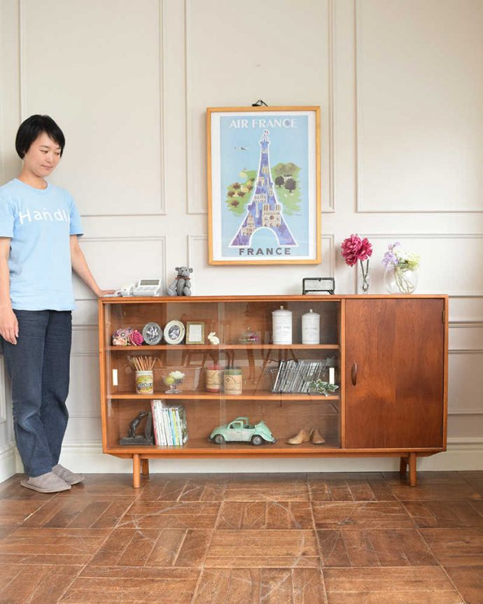 引き戸のヴィンテージガラスキャビネット、コレクションキャビネット