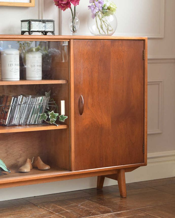 アンティークのキャビネット　アンティーク家具　引き戸のヴィンテージガラスキャビネット、コレクションキャビネット（ショーケース） 。ヴィンテージ家具が醸し出すあたたかさ。(x-1102-f)