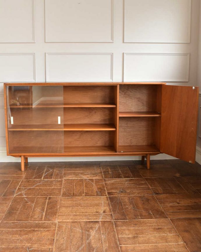 引き戸のヴィンテージガラスキャビネット、コレクションキャビネット