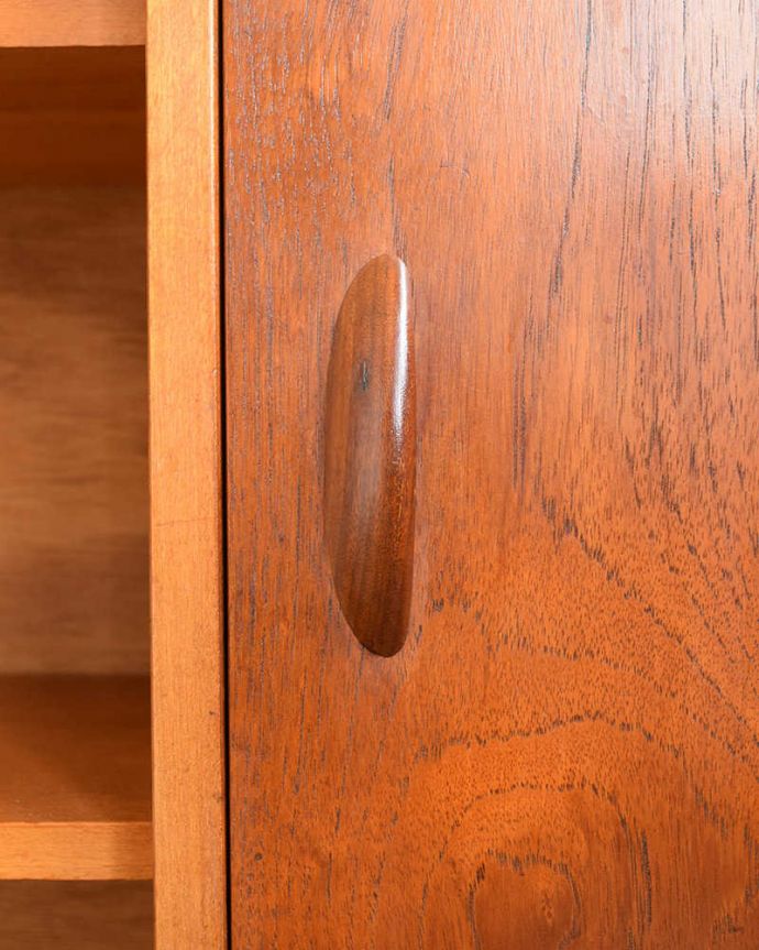 アンティークのキャビネット　アンティーク家具　引き戸のヴィンテージガラスキャビネット、コレクションキャビネット（ショーケース） 。デザインの一部になっていますオシャレな取っ手のデザインは、家具のデザインの一部。(x-1102-f)