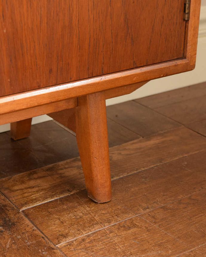 アンティークのキャビネット　アンティーク家具　引き戸のヴィンテージガラスキャビネット、コレクションキャビネット（ショーケース） 。スッキリとした脚の裏には…Handleの家具の脚裏にはフェルトキーパーをお付けしています。(x-1102-f)