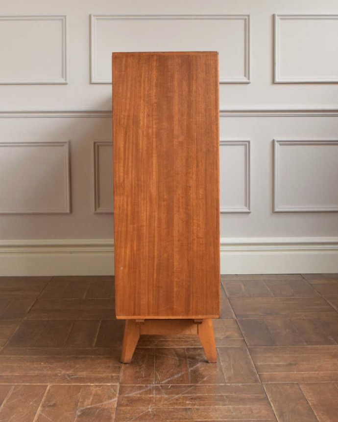 アンティークのキャビネット　アンティーク家具　引き戸のヴィンテージガラスキャビネット、コレクションキャビネット（ショーケース） 。横から見てもスッキリどこから見てもスッキリとしてステキなヴィンテージ家具。(x-1102-f)