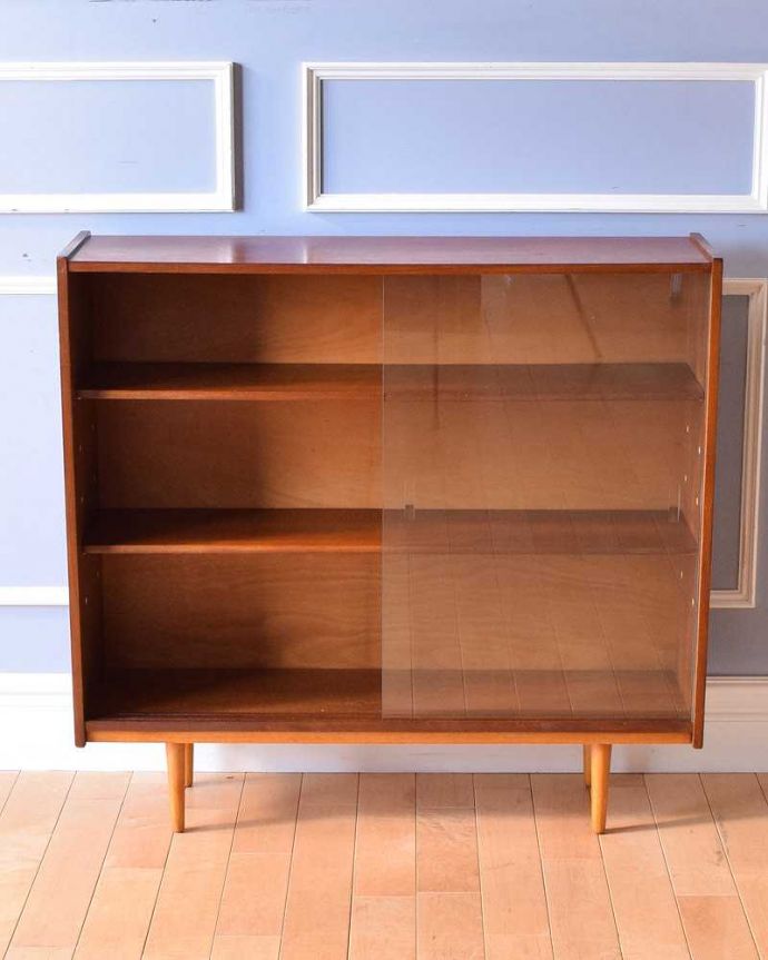 引き戸タイプのヴィンテージガラスキャビネット、コレクションショー