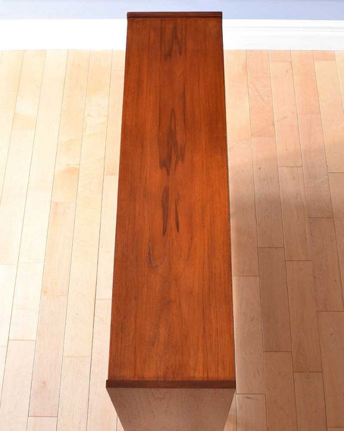 アンティークのキャビネット　アンティーク家具　引き戸タイプのヴィンテージガラスキャビネット、コレクションショーケース。天板の塗装もキレイに仕上げましたヴィンテージの家具は修復方法が様々。(x-1103-f)