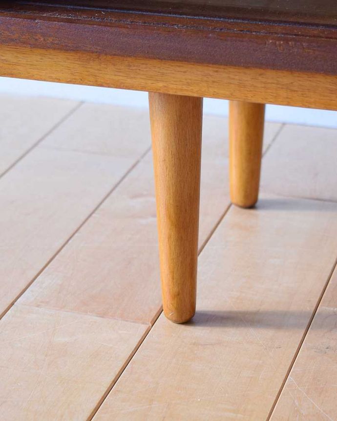 アンティークのキャビネット　アンティーク家具　引き戸タイプのヴィンテージガラスキャビネット、コレクションショーケース。スッキリとした脚の裏には…Handleの家具の脚裏にはフェルトキーパーをお付けしています。(x-1103-f)