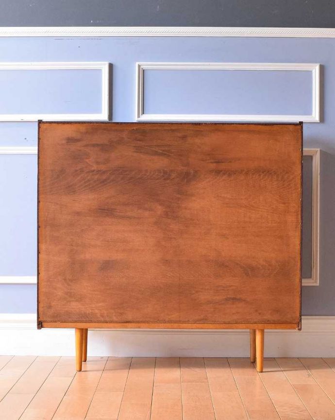 アンティークのキャビネット　アンティーク家具　引き戸タイプのヴィンテージガラスキャビネット、コレクションショーケース。後ろ姿もキレイですビンテージは新品ではないので、もちろん経年変化によるキズはあります。(x-1103-f)