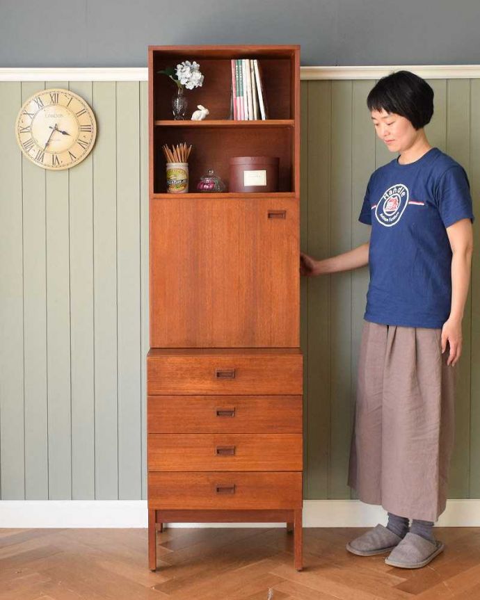 アンティークのキャビネット　アンティーク家具　本棚や飾り棚に使えるヴィンテージ家具、どこにでも置けるスリムなヴィンテージキャビネット。スッキリとした立ち姿がカッコいい北欧スタイルの家具カッコいいお部屋を作りたい方におススメの北欧デザインの家具。(x-1104-f)