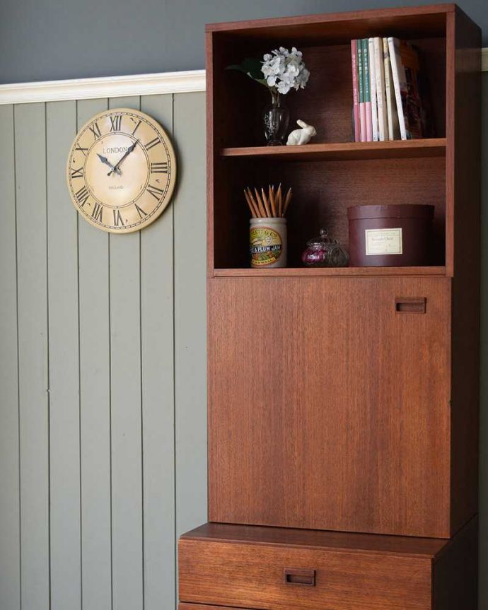 アンティークのキャビネット　アンティーク家具　本棚や飾り棚に使えるヴィンテージ家具、どこにでも置けるスリムなヴィンテージキャビネット。扉の木目から伝わるあたたかさヴィンテージ家具らしいクールなデザイン。(x-1104-f)