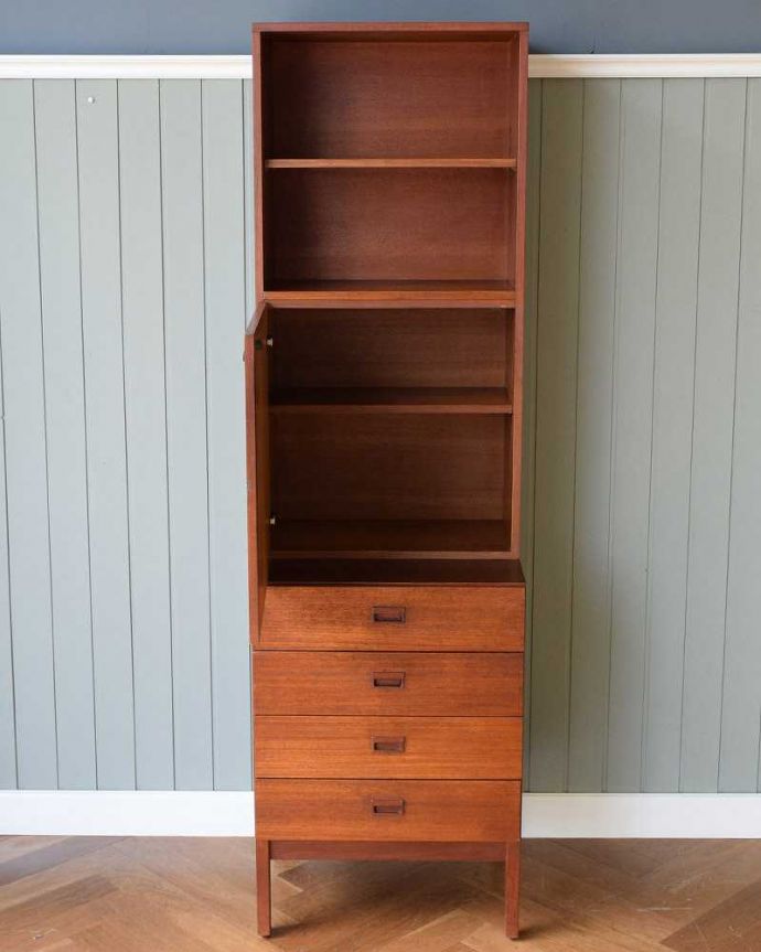 アンティークのキャビネット　アンティーク家具　本棚や飾り棚に使えるヴィンテージ家具、どこにでも置けるスリムなヴィンテージキャビネット。見た目だけじゃなく収納力もバッチリの実力派ご希望の方にはさらにスッキリ収納できるようコード配線用の穴あけ加工を施してからお届けします（有料+3000円）お気軽にご連絡下さい。(x-1104-f)