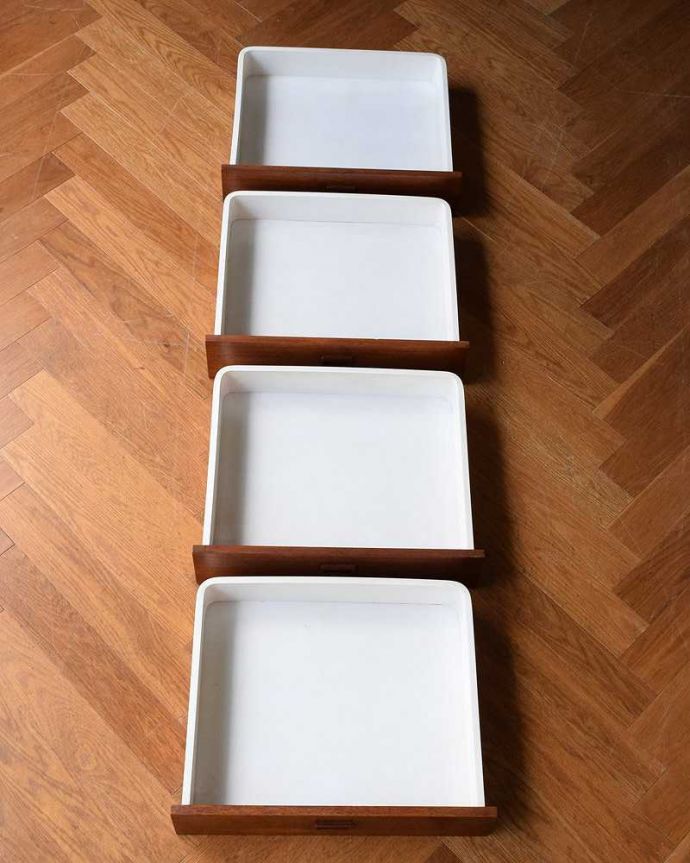 アンティークのキャビネット　アンティーク家具　本棚や飾り棚に使えるヴィンテージ家具、どこにでも置けるスリムなヴィンテージキャビネット。キレイにお直ししました引き出しの中も修復の際、専門の職人がキレイにしました。(x-1104-f)