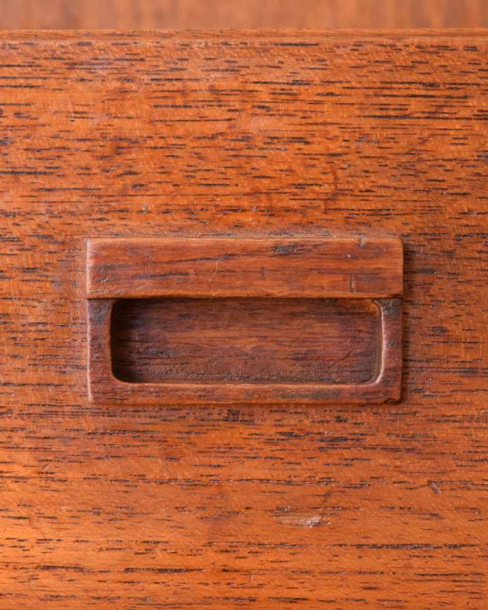 アンティークのキャビネット　アンティーク家具　本棚や飾り棚に使えるヴィンテージ家具、どこにでも置けるスリムなヴィンテージキャビネット。デザインの一部になっている取っ手取っ手のデザインもシンプルかつ機能的に。(x-1104-f)