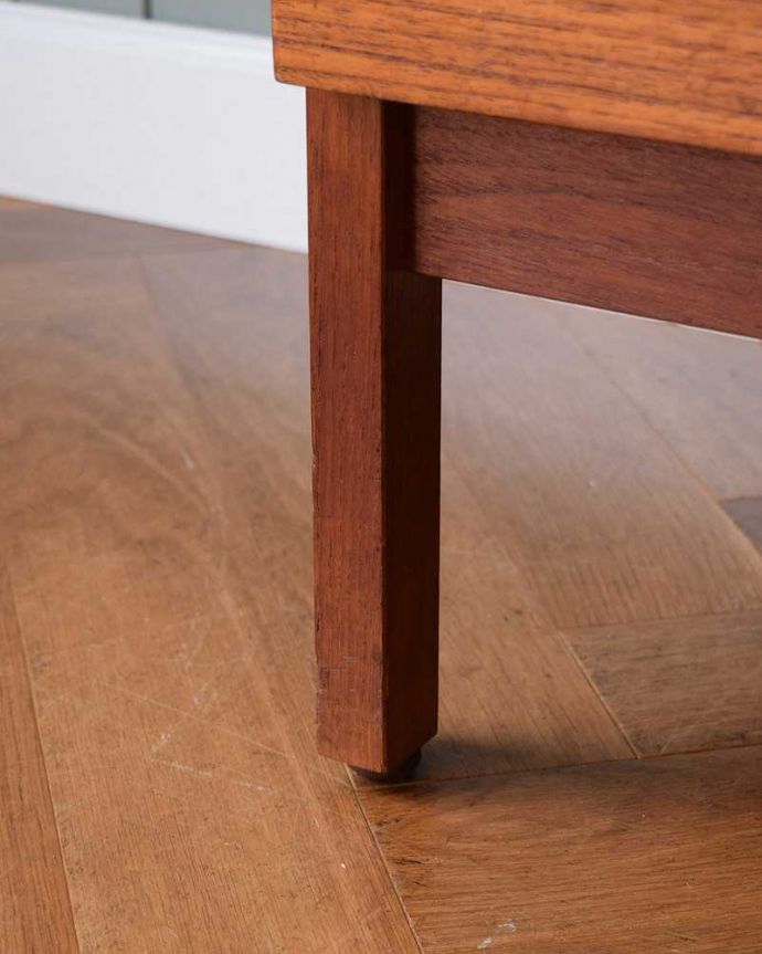 アンティークのキャビネット　アンティーク家具　本棚や飾り棚に使えるヴィンテージ家具、どこにでも置けるスリムなヴィンテージキャビネット。スッキリとした脚の裏には…運びやすいようHandleのヴィンテージ家具の脚の裏にはフェルトキーパーをお付けしています。(x-1104-f)