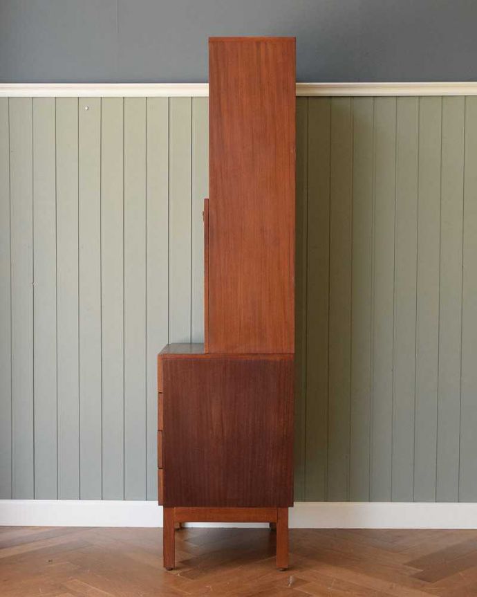 アンティークのキャビネット　アンティーク家具　本棚や飾り棚に使えるヴィンテージ家具、どこにでも置けるスリムなヴィンテージキャビネット。横から見てもスッキリデザインスッキリとカッコいいヴィンテージ家具は、横から見た姿もスッキリ！風合いだけ残してキレイに修復しました。(x-1104-f)