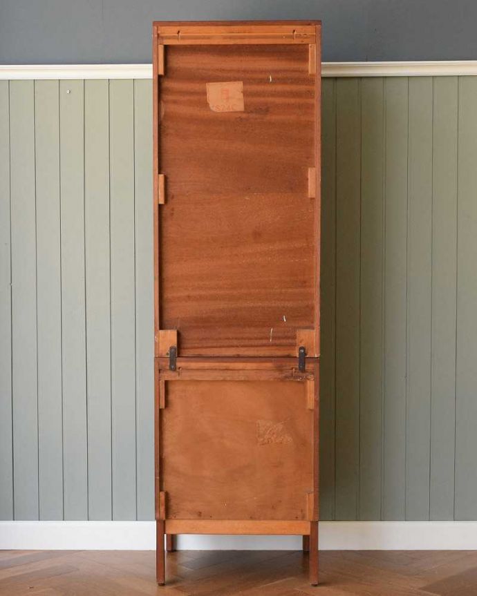 アンティークのキャビネット　アンティーク家具　本棚や飾り棚に使えるヴィンテージ家具、どこにでも置けるスリムなヴィンテージキャビネット。もちろん後ろ姿もキレイですビンテージは新品ではないので、もちろん経年変化によるキズはありますが、アンティーク専門の職人がしっかり修復したので後ろ姿もキレイです。(x-1104-f)