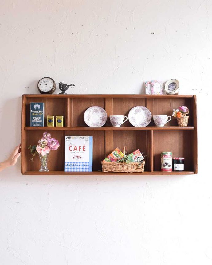 アーコールの家具 アンティーク家具 アーコール社のヴィンテージのウォールシェルフ(プレートラック)。壁をオシャレにしてくれるシェルフ北欧スタイルの壁付けシェルフは取り付けた瞬間、お部屋をオシャレに魅せてくれる魔法のアイテムです。(x-1105-f)