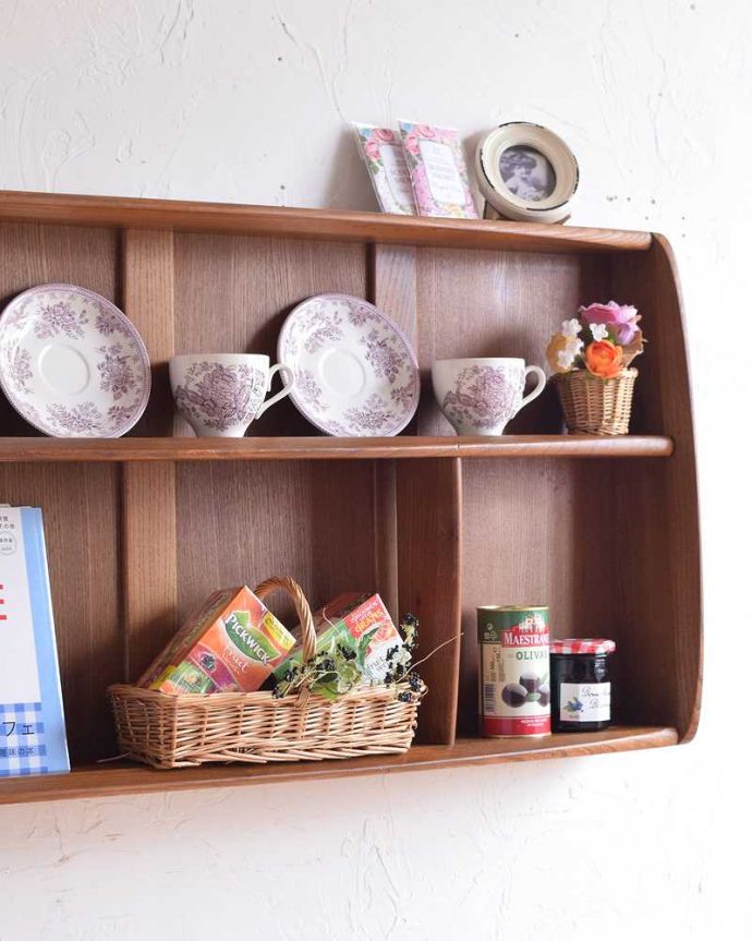 アーコールの家具 アンティーク家具 アーコール社のヴィンテージのウォールシェルフ(プレートラック)。クールな表情から感じるぬくもりシンプルでカッコいいデザインの中に見えるほっこりとしたぬくもり。(x-1105-f)