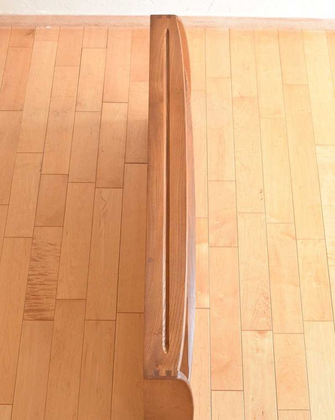 アーコールの家具 アンティーク家具 アーコール社のヴィンテージのウォールシェルフ(プレートラック)。上から見ると分かるプレートを立てる溝天板もこんな感じで、きちんと仕上げました。(x-1105-f)