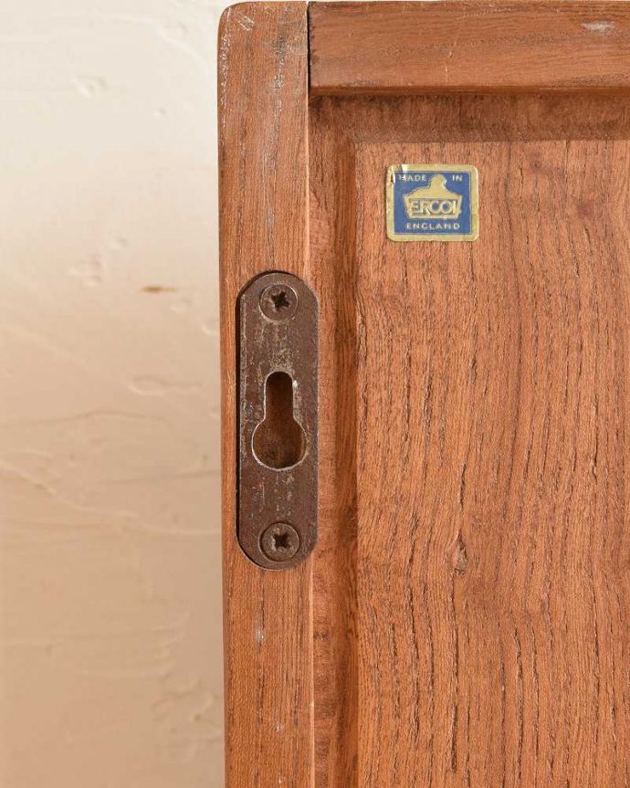 アーコールの家具 アンティーク家具 アーコール社のヴィンテージのウォールシェルフ(プレートラック)。壁に取り付け出来ます。(x-1105-f)