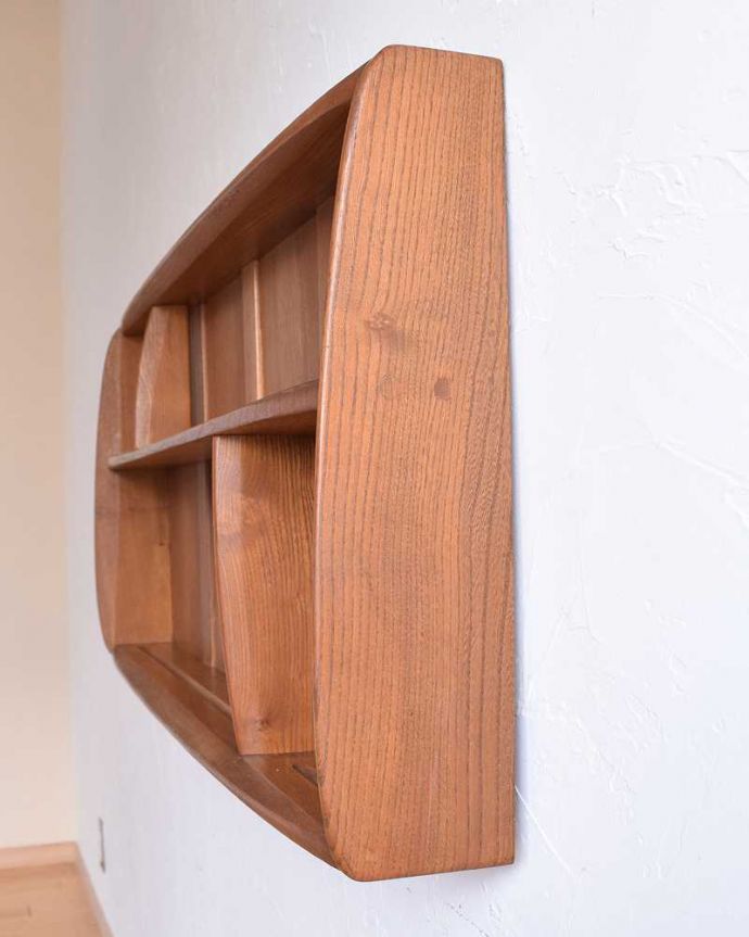 アーコールの家具 アンティーク家具 アーコール社のヴィンテージのウォールシェルフ(プレートラック)。横から見ると、こんなデザインですもちろん横顔だってキレイ!どこから見ても壁に映えてオシャレです。(x-1105-f)
