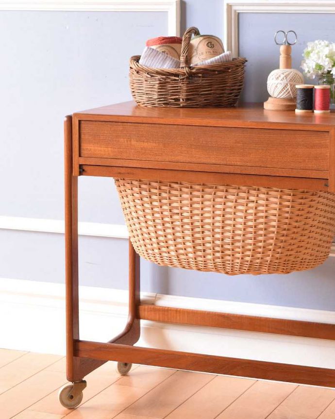 ソーイングボックス アンティーク家具 機能的なヴィンテージの北欧系家具、バスケット付きのソーイングテーブル。持ち運びもラクラクですキャスターが付いているので移動もラクラクです。(x-1106-f)