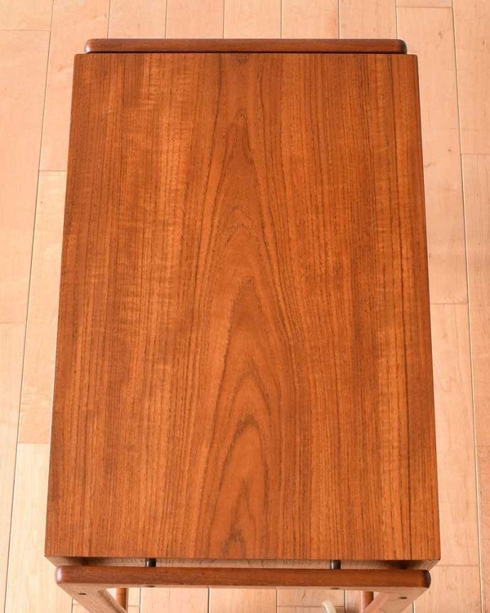 ソーイングボックス アンティーク家具 機能的なヴィンテージの北欧系家具、バスケット付きのソーイングテーブル。上から見ると・・・キレイに修復しましたが、アンティークは新品ではないので経年変化による傷がある場合があります。(x-1106-f)