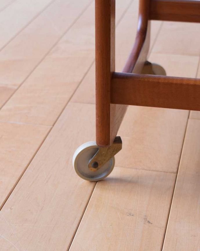 ソーイングボックス アンティーク家具 機能的なヴィンテージの北欧系家具、バスケット付きのソーイングテーブル。ちゃんと動きます脚先にはキャスターが。(x-1106-f)