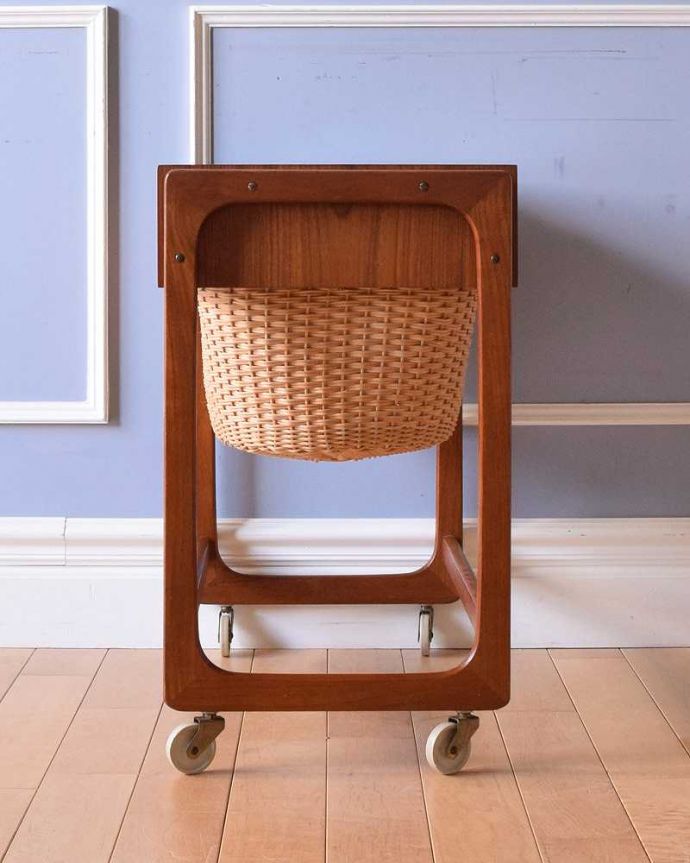 ソーイングボックス アンティーク家具 機能的なヴィンテージの北欧系家具、バスケット付きのソーイングテーブル。横から見てもスッキリどこから見てもスッキリとしてステキなヴィンテージ家具。(x-1106-f)