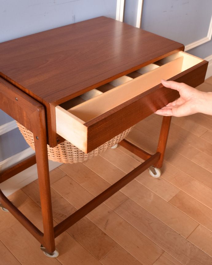 ソーイングボックス アンティーク家具 機能的なヴィンテージの北欧系家具、バスケット付きのソーイングテーブル。引き出しがついています細かく仕切りがついているので、いろんなものを収納して使ってください。(x-1106-f)