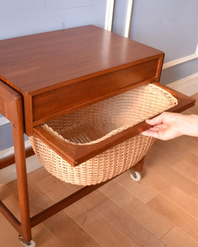 ソーイングボックス アンティーク家具 機能的なヴィンテージの北欧系家具、バスケット付きのソーイングテーブル。下のカゴも引き出すことが出来ますかごの部分もスライド式になっているのでとっても使いやすいんです。(x-1106-f)