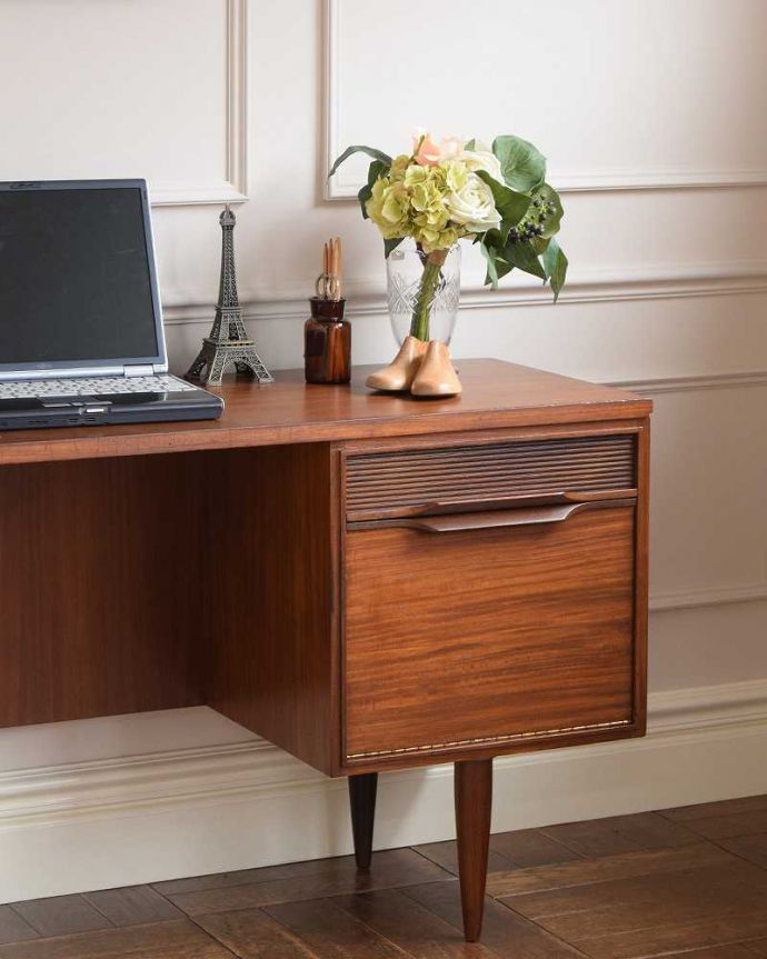 アンティークのキャビネット アンティーク家具 北欧スタイルのインテリア、スタイリッシュなヴィンテージデスク(ドレッサーチェスト)。どこに置いてもカッコよく似合います。(x-1107-f)