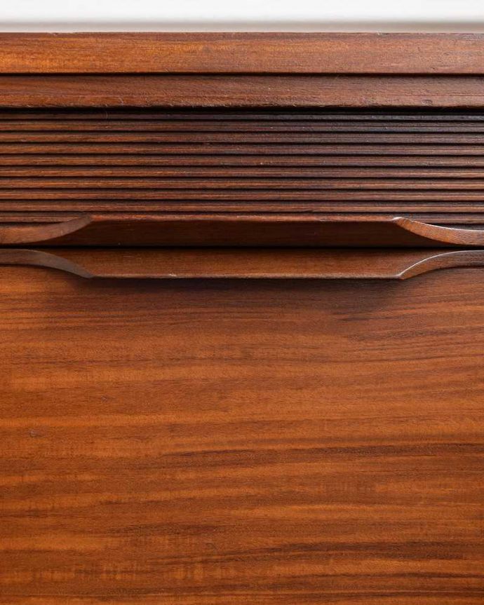 アンティークのキャビネット アンティーク家具 北欧スタイルのインテリア、スタイリッシュなヴィンテージデスク(ドレッサーチェスト)。デザインの一部になっている取っ手取っ手のデザインもシンプルかつ機能的に。(x-1107-f)