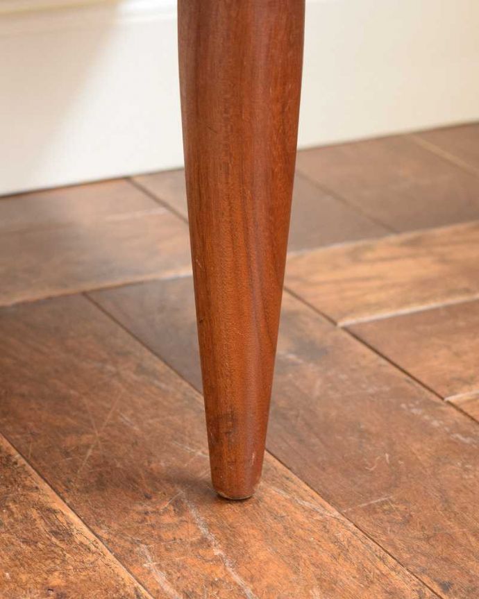 アンティークのキャビネット アンティーク家具 北欧スタイルのインテリア、スタイリッシュなヴィンテージデスク(ドレッサーチェスト)。スッキリとした脚の裏には…Handleの家具の脚裏にはフェルトキーパーをお付けしています。(x-1107-f)