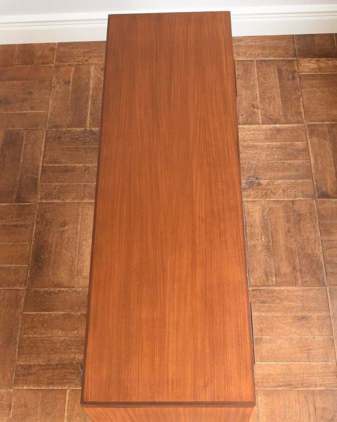 アンティークのキャビネット アンティーク家具 北欧スタイルのインテリア、スタイリッシュなヴィンテージデスク(ドレッサーチェスト)。やっぱり重要!デスクの天板。(x-1107-f)