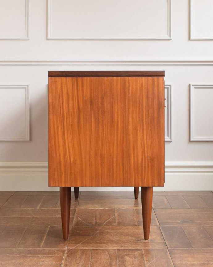 アンティークのキャビネット アンティーク家具 北欧スタイルのインテリア、スタイリッシュなヴィンテージデスク(ドレッサーチェスト)。横から見てもスッキリどこから見てもスッキリとしてステキなヴィンテージ。(x-1107-f)