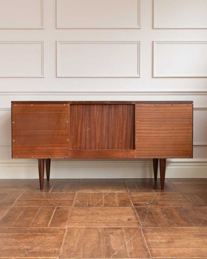 アンティークのキャビネット アンティーク家具 北欧スタイルのインテリア、スタイリッシュなヴィンテージデスク(ドレッサーチェスト)。もちろん後ろ姿もキレイですビンテージは新品ではないので、もちろん経年変化によるキズはあります。(x-1107-f)