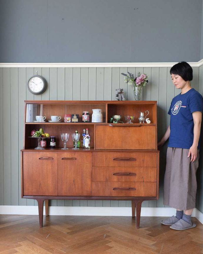 サイドボード　アンティーク家具　北欧テイストの家具、JENTIQUE社のヴィンテージサイドボード（カップボード）。人気のヒミツは北欧スタイルのデザインやっぱりスッキリとカッコイイ北欧デザインが人気のサイドボード。(x-1108-f)