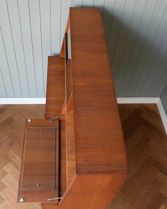 サイドボード　アンティーク家具　北欧テイストの家具、JENTIQUE社のヴィンテージサイドボード（カップボード）。天板の塗装もキレイに仕上げましたヴィンテージの家具は修復方法が様々。(x-1108-f)