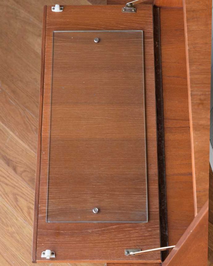 サイドボード　アンティーク家具　北欧テイストの家具、JENTIQUE社のヴィンテージサイドボード（カップボード）。天板の塗装もキレイに仕上げましたヴィンテージの家具は修復方法が様々。(x-1108-f)