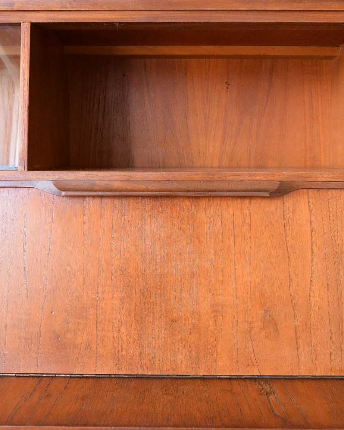 サイドボード　アンティーク家具　北欧テイストの家具、JENTIQUE社のヴィンテージサイドボード（カップボード）。デザインの一部になっていますオシャレな取っ手のデザインは、家具のデザインの一部。(x-1108-f)