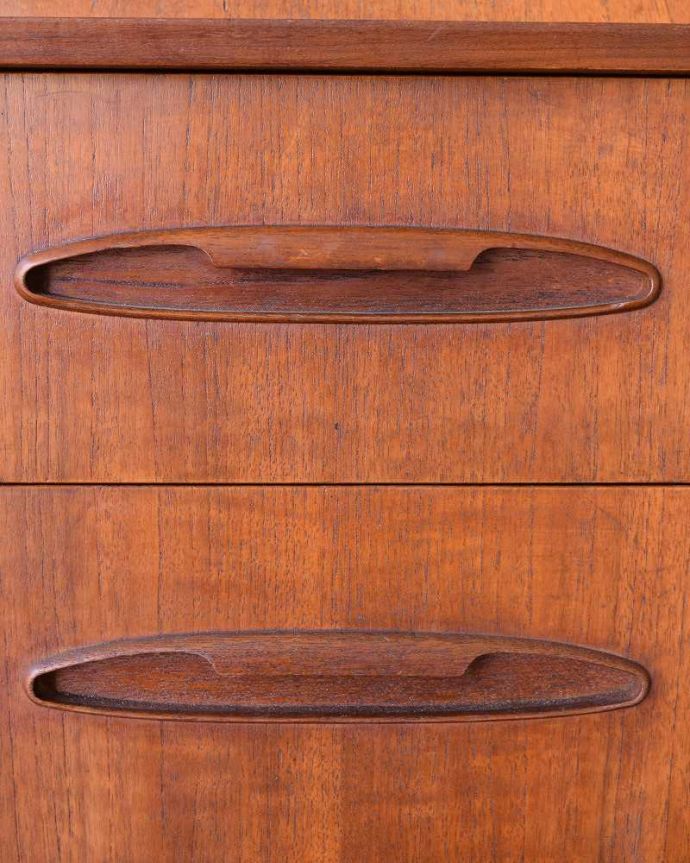 サイドボード　アンティーク家具　北欧テイストの家具、JENTIQUE社のヴィンテージサイドボード（カップボード）。こんな所もスタイリッシュ家具に似合うシンプルな取っ手。(x-1108-f)