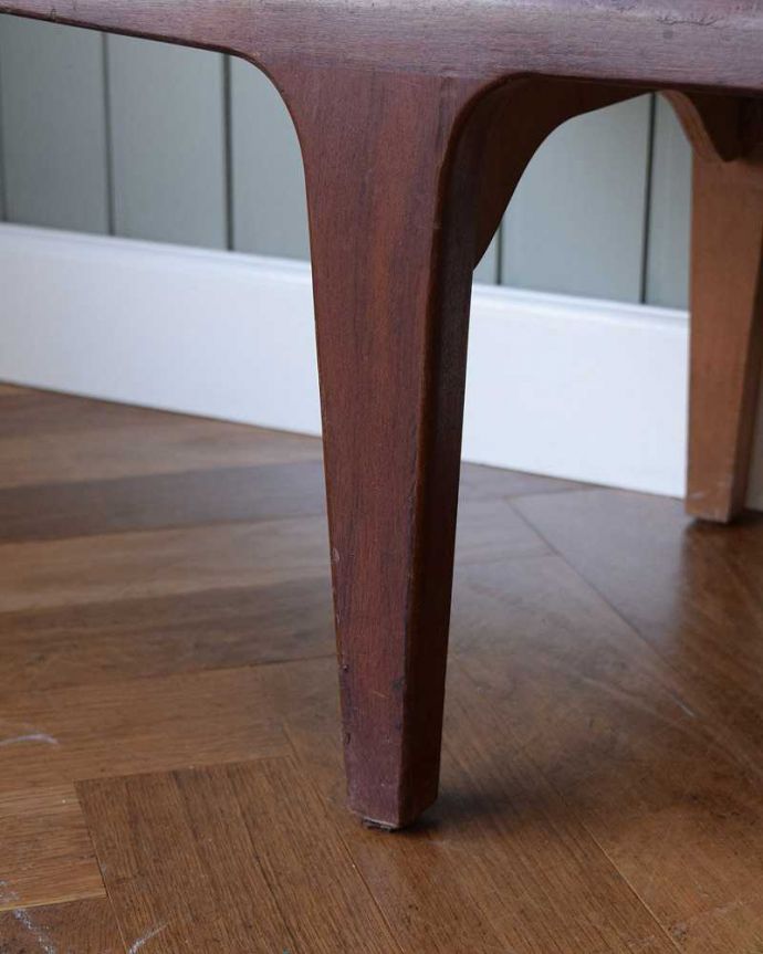 サイドボード　アンティーク家具　北欧テイストの家具、JENTIQUE社のヴィンテージサイドボード（カップボード）。スッキリとした脚の裏には…Handleの家具の脚裏にはフェルトキーパーをお付けしています。(x-1108-f)