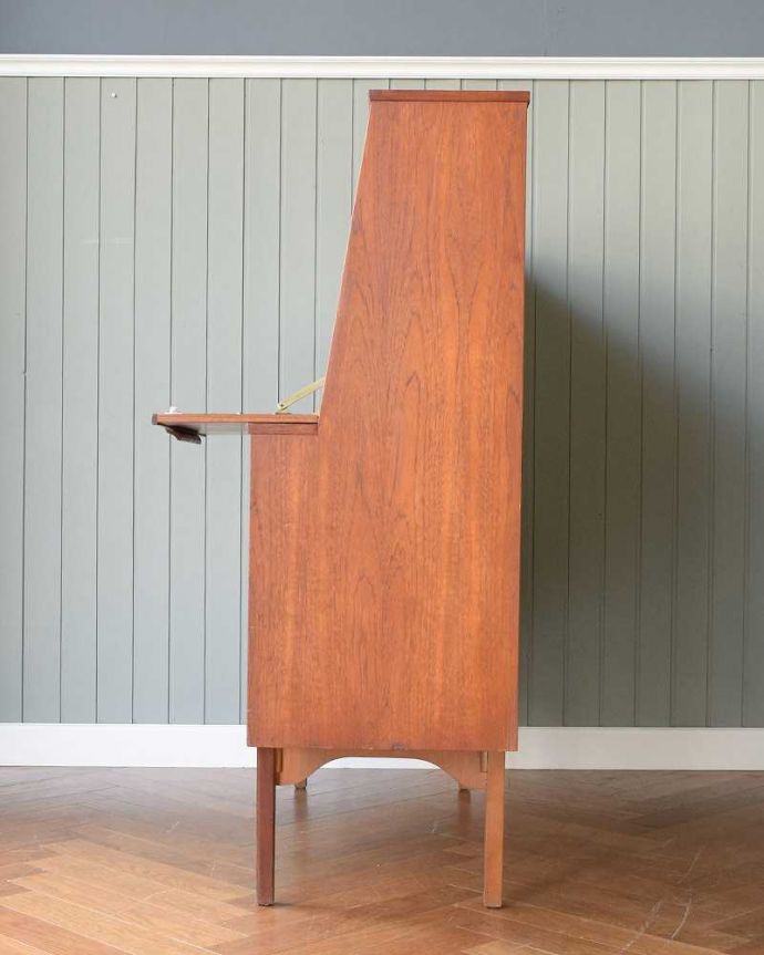 サイドボード　アンティーク家具　北欧テイストの家具、JENTIQUE社のヴィンテージサイドボード（カップボード）。横から見てもスッキリどこから見てもスッキリとしてステキなヴィンテージ家具。(x-1108-f)