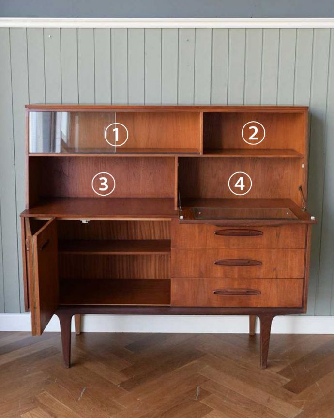 サイドボード　アンティーク家具　北欧テイストの家具、JENTIQUE社のヴィンテージサイドボード（カップボード）。慣れ親しんだ引き戸タイプのたっぷり収納扉は日本人の私たち向けに引き戸。(x-1108-f)