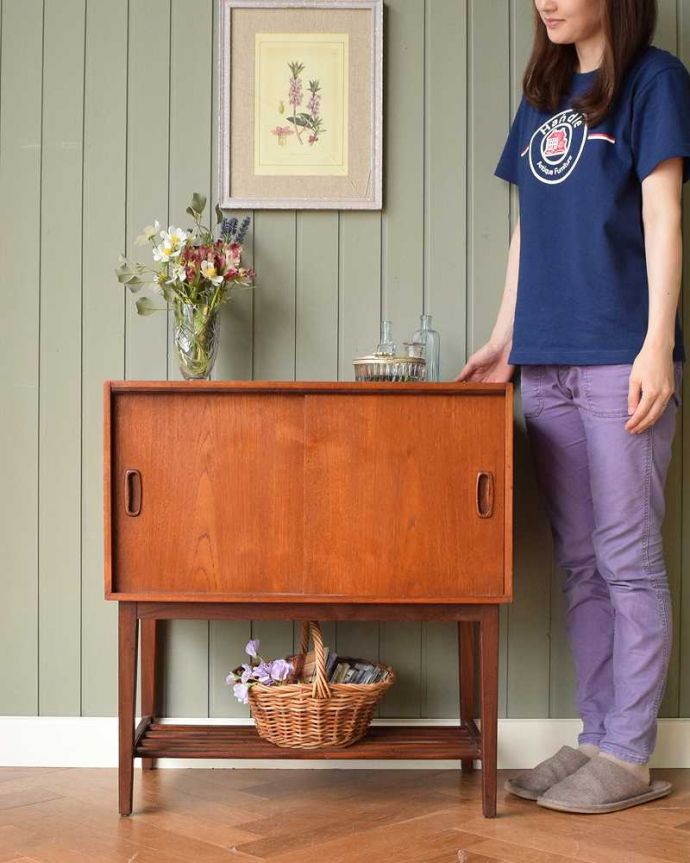 アンティークのキャビネット アンティーク家具 お洒落なヴィンテージの北欧系家具、イギリスで見つけた引き戸タイプのレコードキャビネット。人気のヒミツは北欧スタイルのデザインやっぱりスッキリとカッコイイ北欧デザインが人気のサイドボード。(x-1109-f)