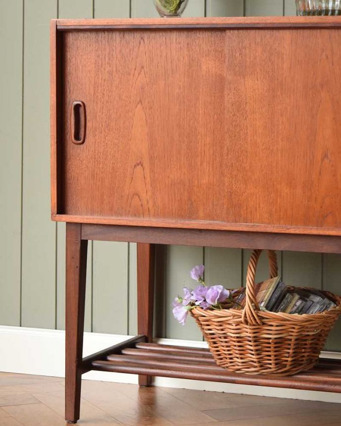 アンティークのキャビネット アンティーク家具 お洒落なヴィンテージの北欧系家具、イギリスで見つけた引き戸タイプのレコードキャビネット。ヴィンテージ家具らしいあたたかさ。(x-1109-f)